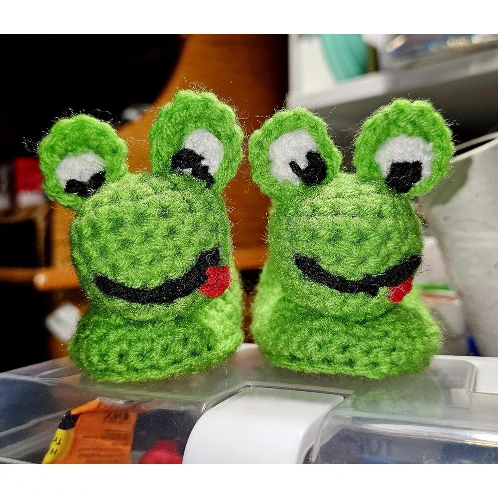 Handmade Crochet Frog Baby Booties – Felt-Lined Newborn Slippers (0-3 Months)